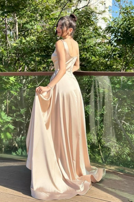 Superbe robe de bal carrée en satin sans manches avec traîne fendue