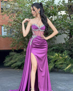 Superbe robe de bal en tulle et satin, décolleté en cœur, sans manches, avec volants et fente