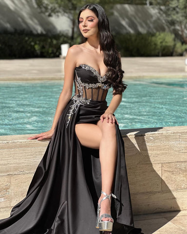 Fabulosos vestidos de fiesta de corte columna, tul, satén, escote corazón, sin mangas, con volantes y abertura.