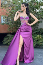Superbe robe de bal en tulle et satin, décolleté en cœur, sans manches, avec volants et fente
