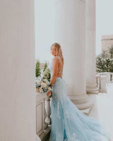 Fabuloso vestido largo de fiesta sin mangas, de tul, con tirantes finos y apliques.