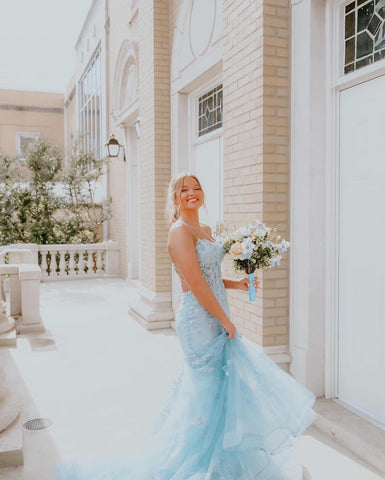 Fabuloso vestido largo de fiesta sin mangas, de tul, con tirantes finos y apliques.