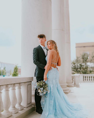 Fabuloso vestido largo de fiesta sin mangas, de tul, con tirantes finos y apliques.