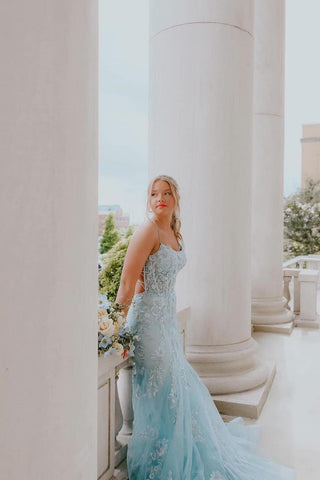 Fabuloso vestido largo de fiesta sin mangas, de tul, con tirantes finos y apliques.