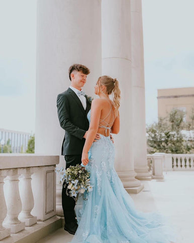 Fabuloso vestido largo de fiesta sin mangas, de tul, con tirantes finos y apliques.