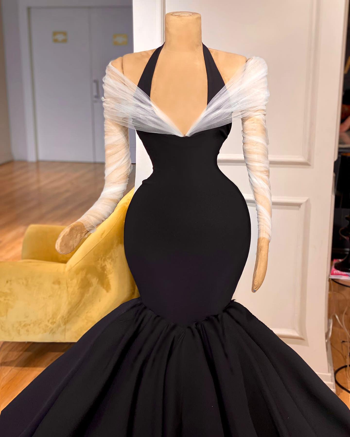 Superbe robe de bal sirène à manches longues et col licou avec volants
