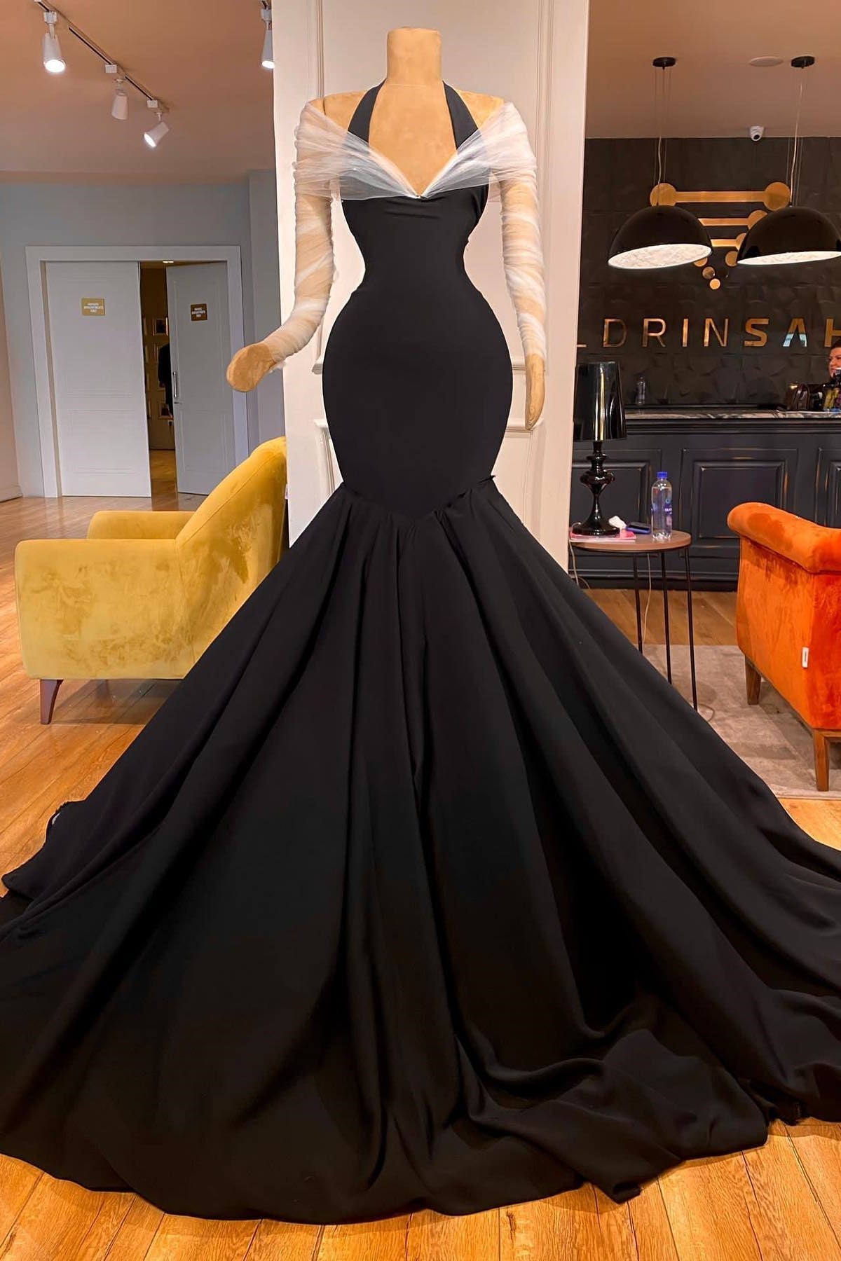 Superbe robe de bal sirène à manches longues et col licou avec volants