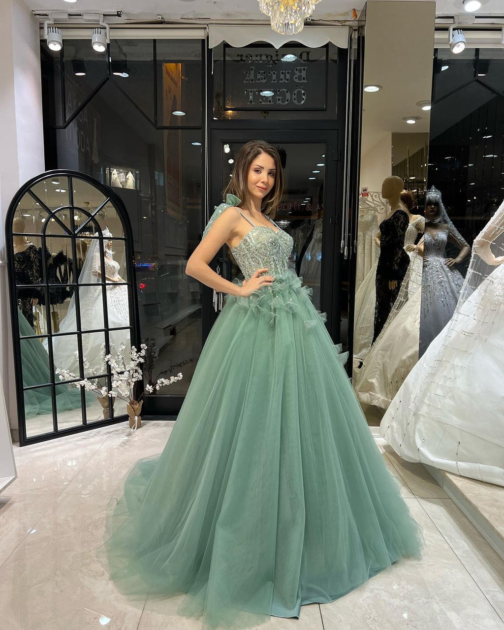 Fabuloso vestido de novia largo hasta el suelo, escote corazón, sin mangas, corte en A, de tul y lentejuelas.