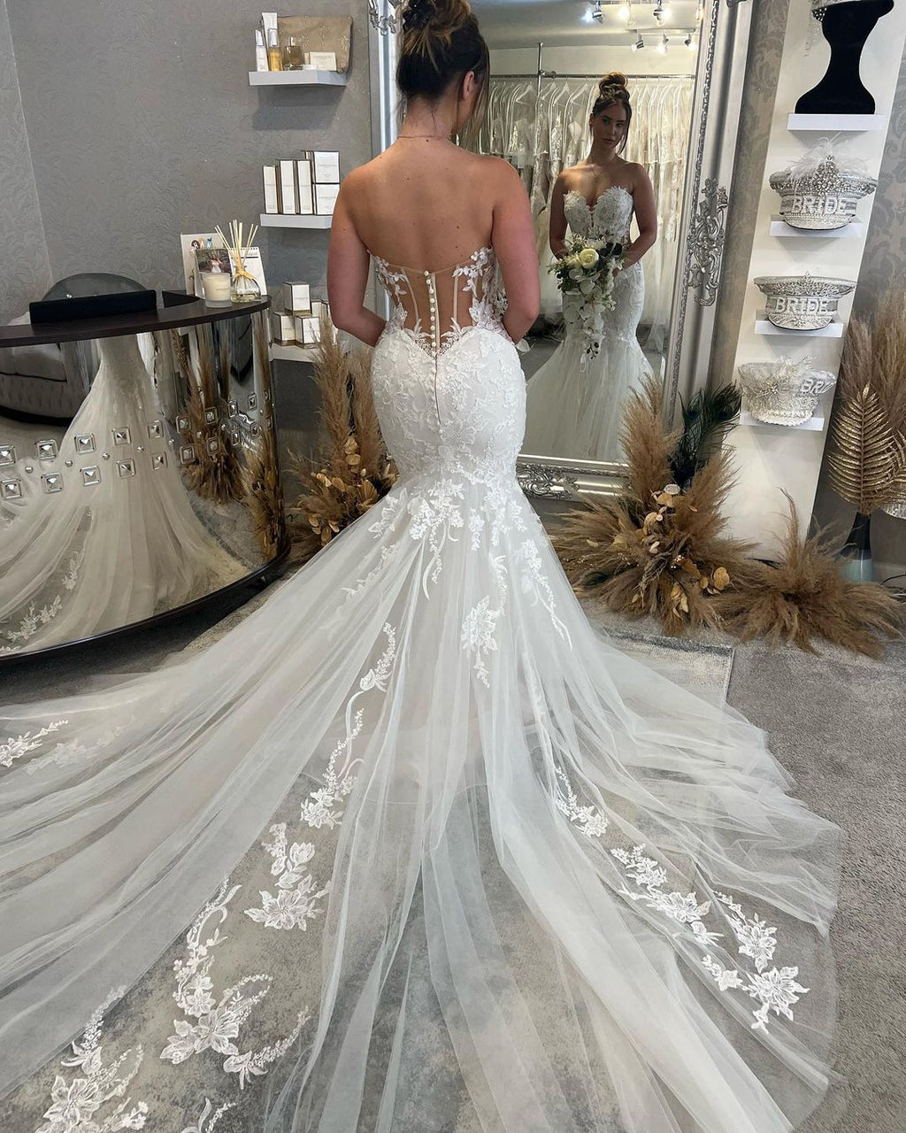 Robe de mariée sirène longue sans manches à décolleté cœur ornée de dentelle, absolument fabuleuse !