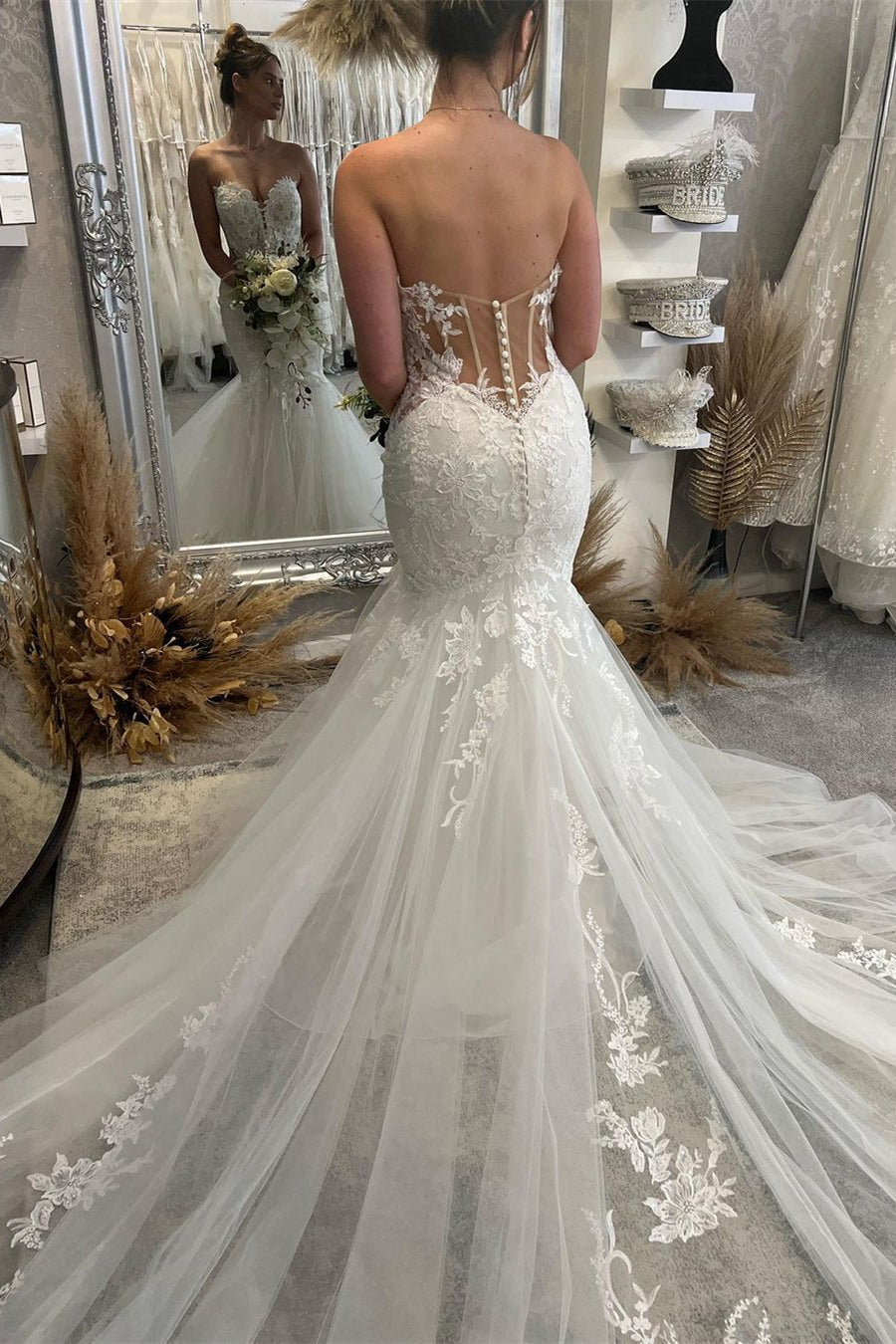 Robe de mariée sirène longue sans manches à décolleté cœur ornée de dentelle, absolument fabuleuse !