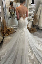 Robe de mariée sirène longue sans manches à décolleté cœur ornée de dentelle, absolument fabuleuse !