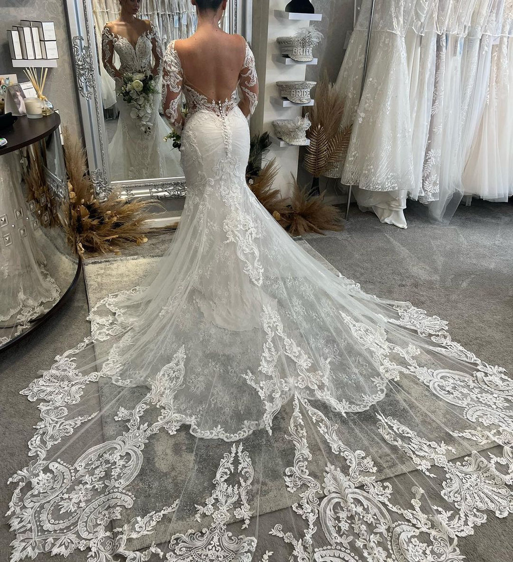 Fabuloso vestido de novia de sirena con encaje, escote en V, mangas largas y cola de capilla, hasta el suelo.