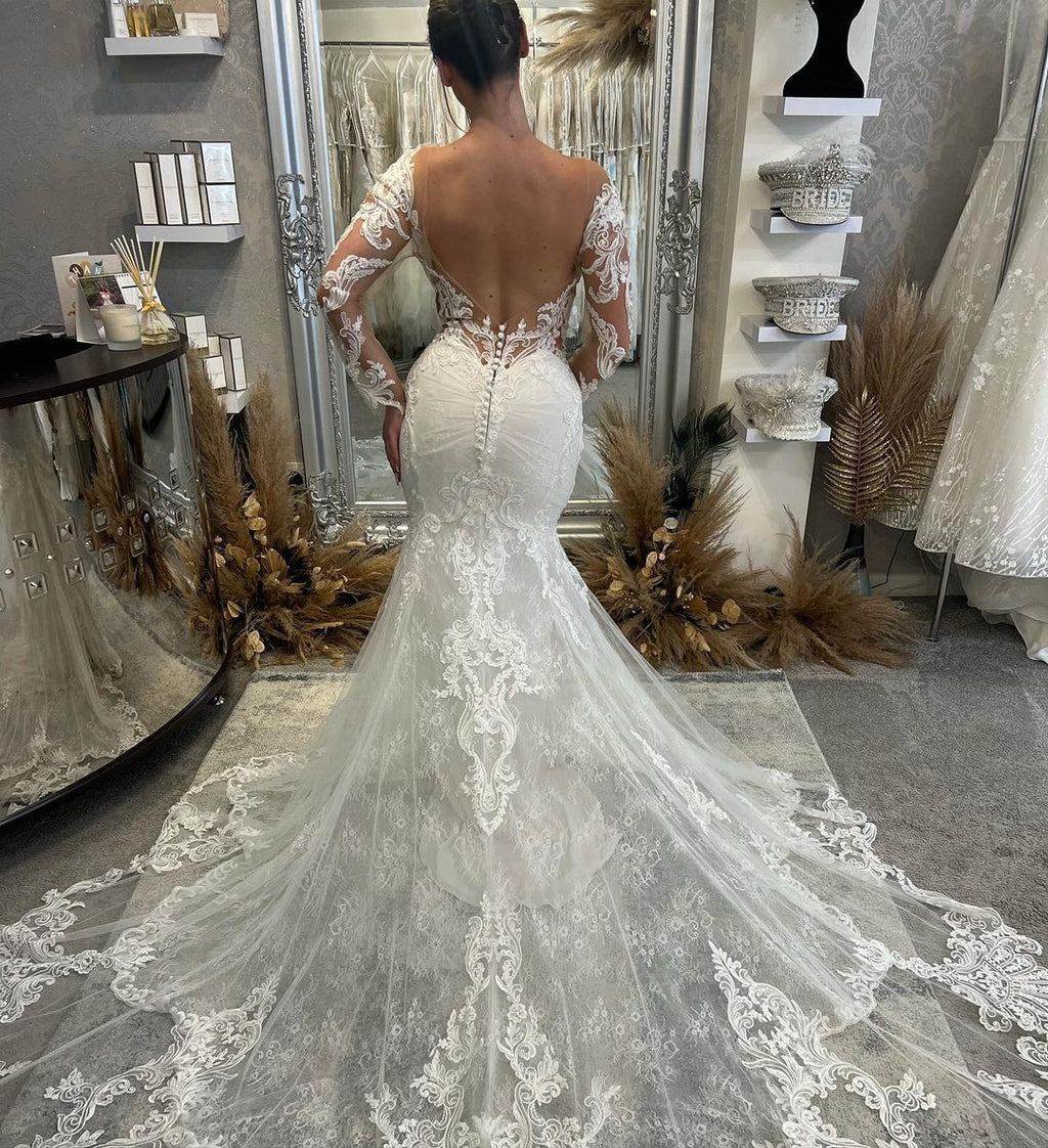 Fabuloso vestido de novia de sirena con encaje, escote en V, mangas largas y cola de capilla, hasta el suelo.