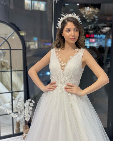 Fabuloso vestido de novia de tul hasta el suelo, con escote en V, sin mangas y corte en A.