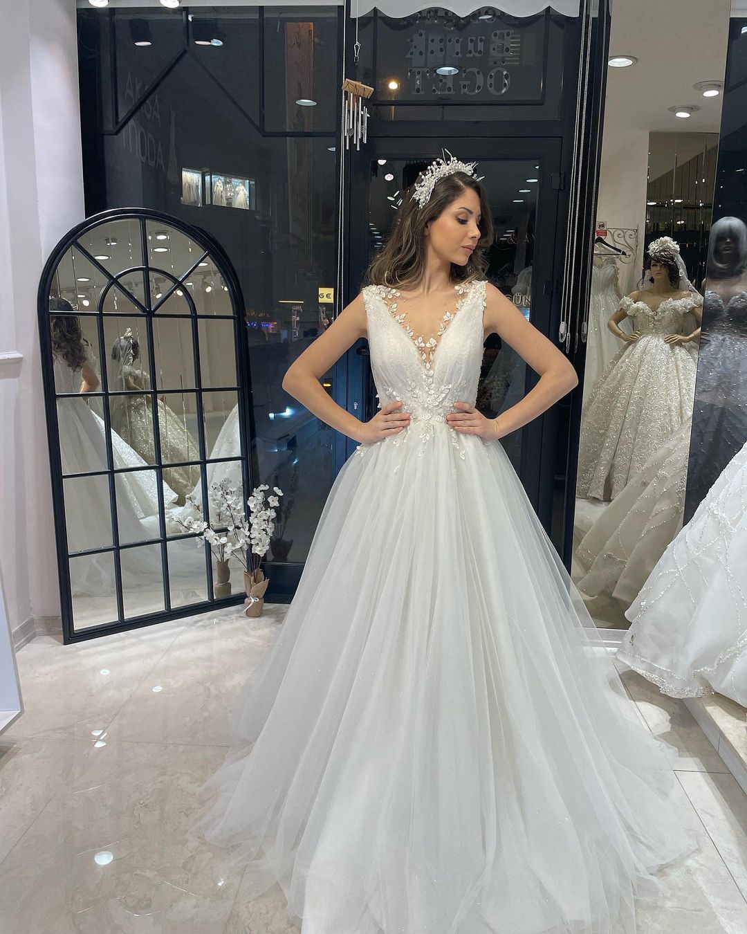 Fabuleuse robe de mariée longue en tulle, col V sans manches, coupe trapèze, col en V