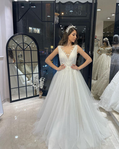Fabuloso vestido de novia de tul hasta el suelo, con escote en V, sin mangas y corte en A.