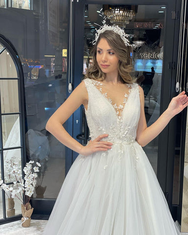 Fabuloso vestido de novia de tul hasta el suelo, con escote en V, sin mangas y corte en A.