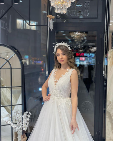 Fabuloso vestido de novia de tul hasta el suelo, con escote en V, sin mangas y corte en A.