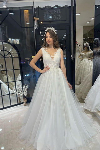 Fabuloso vestido de novia de tul hasta el suelo, con escote en V, sin mangas y corte en A.