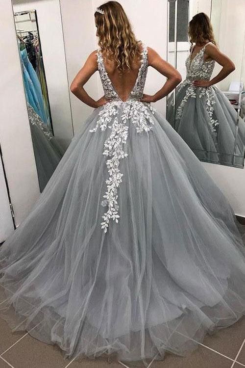 Robe de bal longue fabuleuse en tulle dos nu, col en V, bretelles spaghetti et décolleté en V. Magnifique robe de bal longue trapèze.