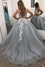 Robe de bal longue fabuleuse en tulle dos nu, col en V, bretelles spaghetti et décolleté en V. Magnifique robe de bal longue trapèze.