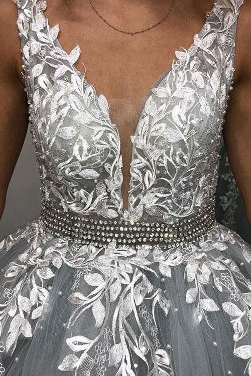 Robe de bal longue fabuleuse en tulle dos nu, col en V, bretelles spaghetti et décolleté en V. Magnifique robe de bal longue trapèze.