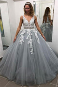 Robe de bal longue fabuleuse en tulle dos nu, col en V, bretelles spaghetti et décolleté en V. Magnifique robe de bal longue trapèze.