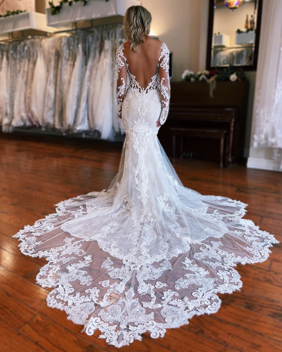Magnifique robe de mariée sirène longue dos nu en dentelle avec décolleté en V et traîne amovible