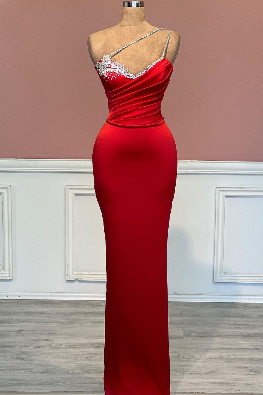 Fabuloso vestido largo rojo de sirena con un solo hombro y joyas para baile de graduación