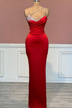 Fabuloso vestido largo rojo de sirena con un solo hombro y joyas para baile de graduación