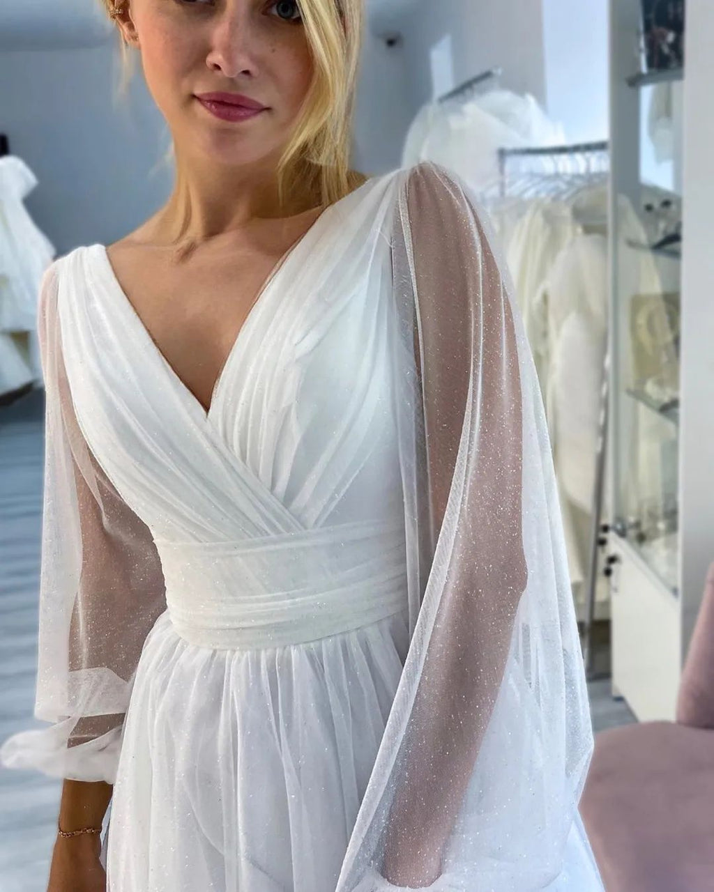 Fabuloso vestido de novia largo blanco de corte A, escote en V, mangas largas, brillo y abertura