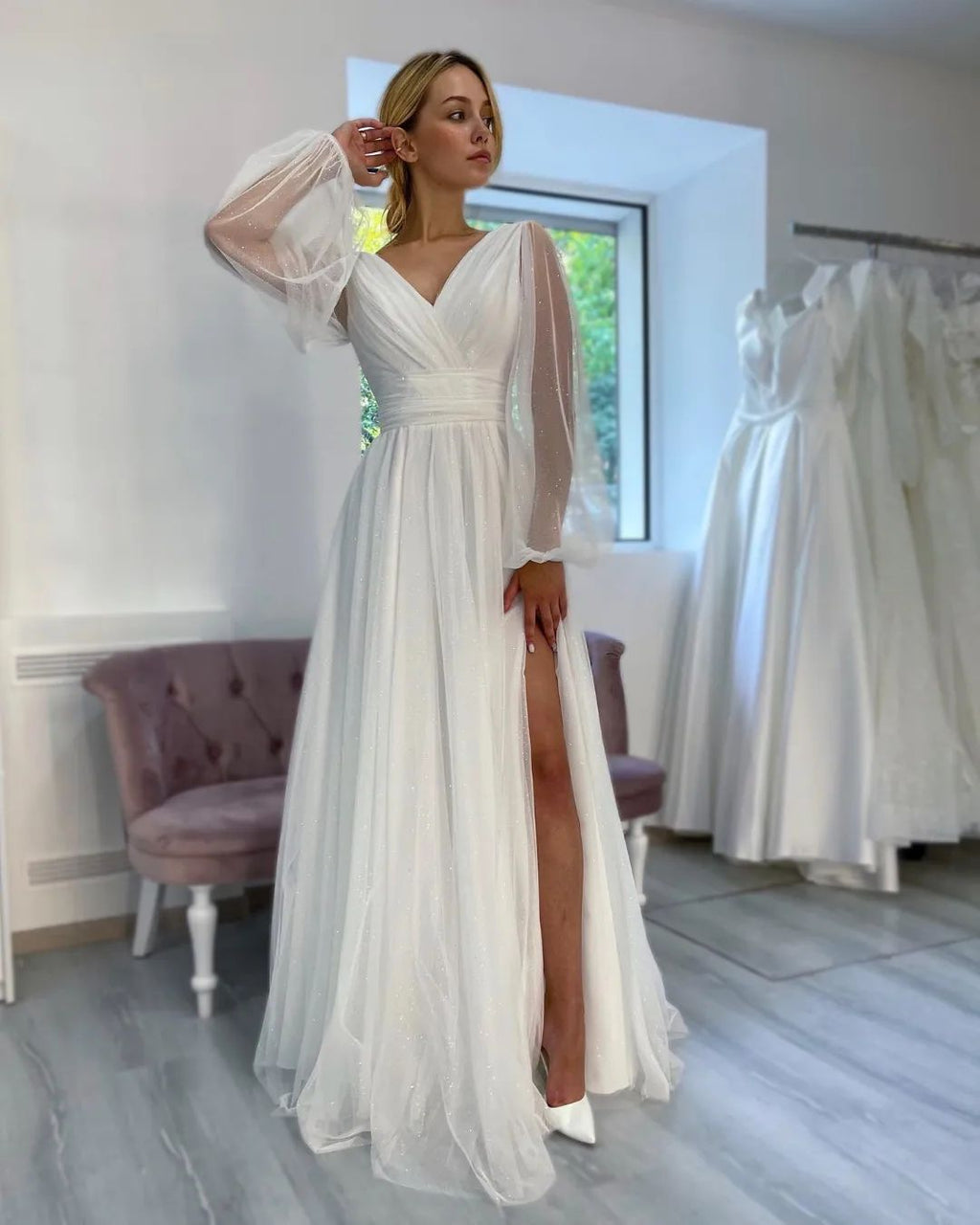 Fabuloso vestido de novia largo blanco de corte A, escote en V, mangas largas, brillo y abertura