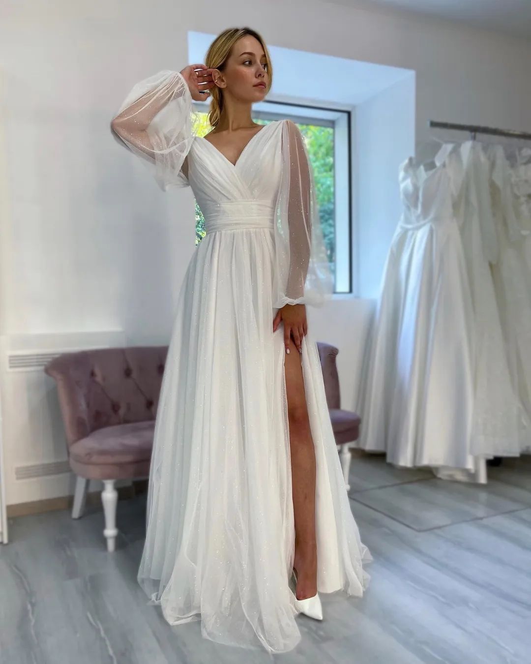 Fabuloso vestido de novia largo blanco de corte A, escote en V, mangas largas, brillo y abertura