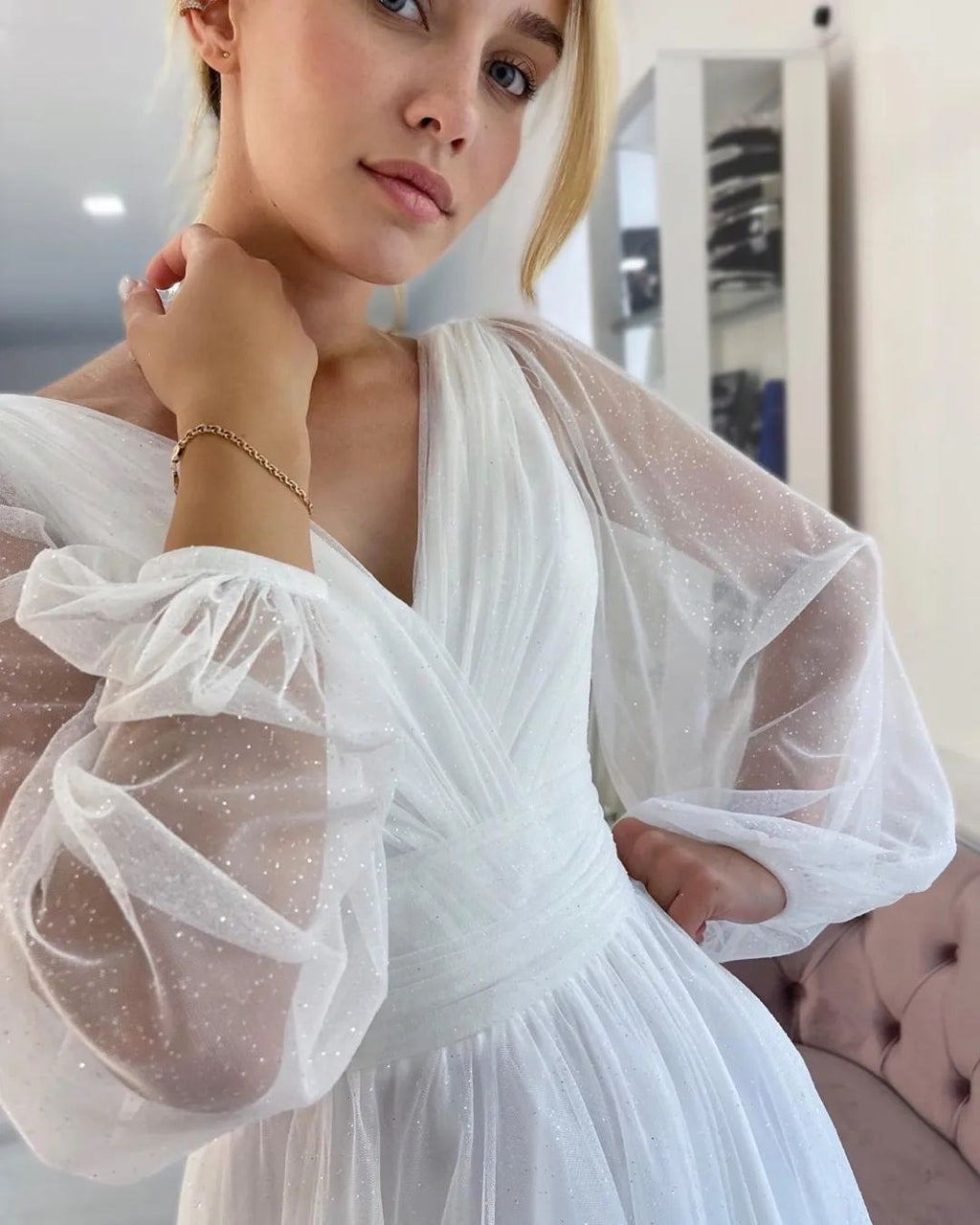 Fabuloso vestido de novia largo blanco de corte A, escote en V, mangas largas, brillo y abertura