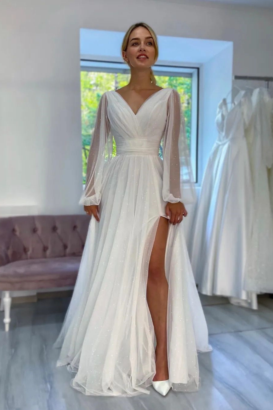 Fabuloso vestido de novia largo blanco de corte A, escote en V, mangas largas, brillo y abertura