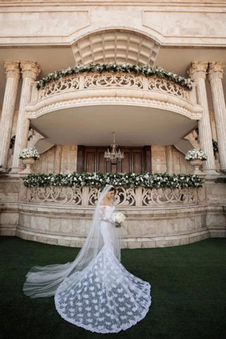 Fabulosos vestidos de novia de encaje de corte sirena, largos hasta el suelo, con hombros descubiertos, manga larga y cola de capilla. 