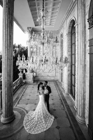 Fabulosos vestidos de novia de encaje de corte sirena, largos hasta el suelo, con hombros descubiertos, manga larga y cola de capilla. 