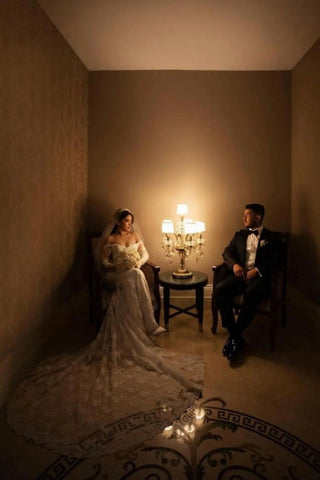 Fabulosos vestidos de novia de encaje de corte sirena, largos hasta el suelo, con hombros descubiertos, manga larga y cola de capilla. 