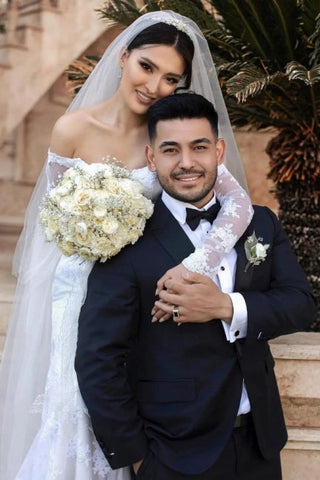 Fabulosos vestidos de novia de encaje de corte sirena, largos hasta el suelo, con hombros descubiertos, manga larga y cola de capilla. 