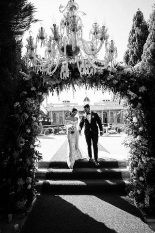 Fabulosos vestidos de novia de encaje de corte sirena, largos hasta el suelo, con hombros descubiertos, manga larga y cola de capilla. 