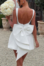 Robe mini élégante à gros nœud ornée de perles et coupe ajustée 