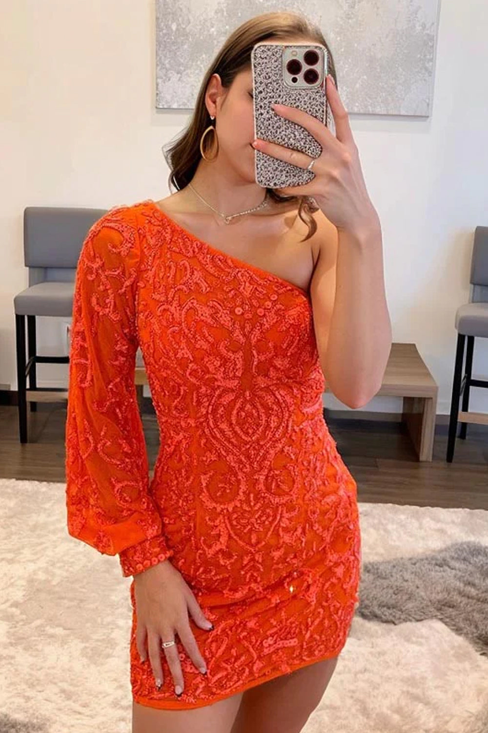 Vestido ajustado de fiesta con lentejuelas brillantes y un solo hombro
