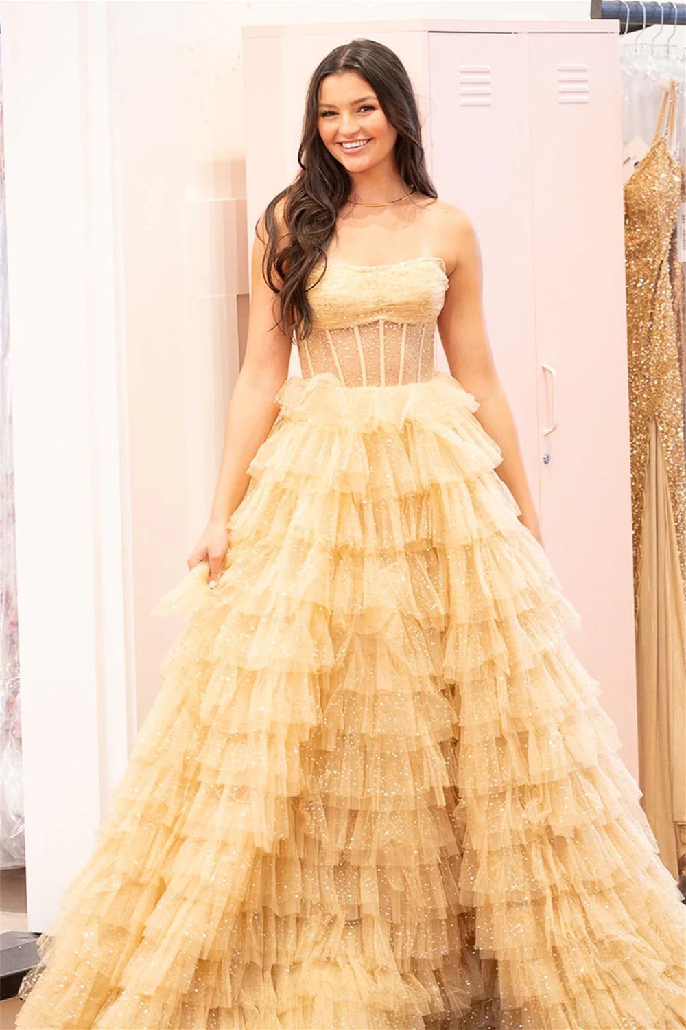Robe de bal longue princesse en tulle doré, bustier et à volants, fendue.