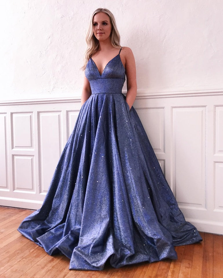 Robe de bal longue en soie brillante, coupe trapèze, col en V et poches, absolument fascinante.