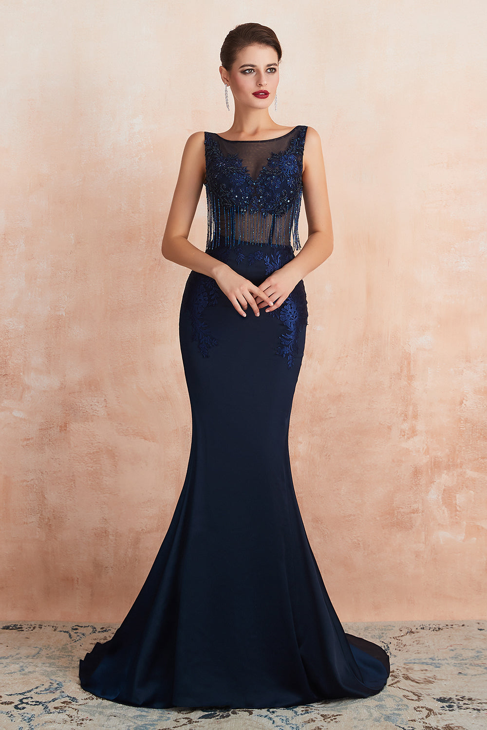 Fascinante robe de soirée sirène longue en satin ornée de bijoux
