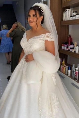 Vestidos de novia de corte A con hombros descubiertos y encaje
