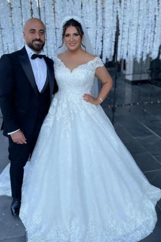 Vestidos de novia de corte A con hombros descubiertos y encaje