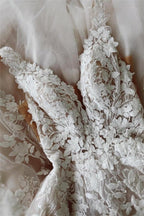 Vestidos de novia de encaje, sin espalda, corte en A, escote en V y sin mangas.