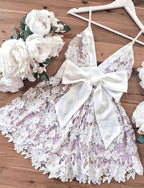 Robe de bal courte trapèze en dentelle à col en V et nœud papillon