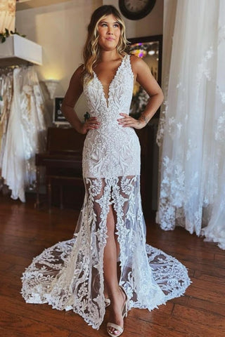 Vestidos de novia de sirena con tirantes finos, encaje y abertura.